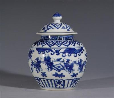 專家?guī)湍汨b定元青花瓷器